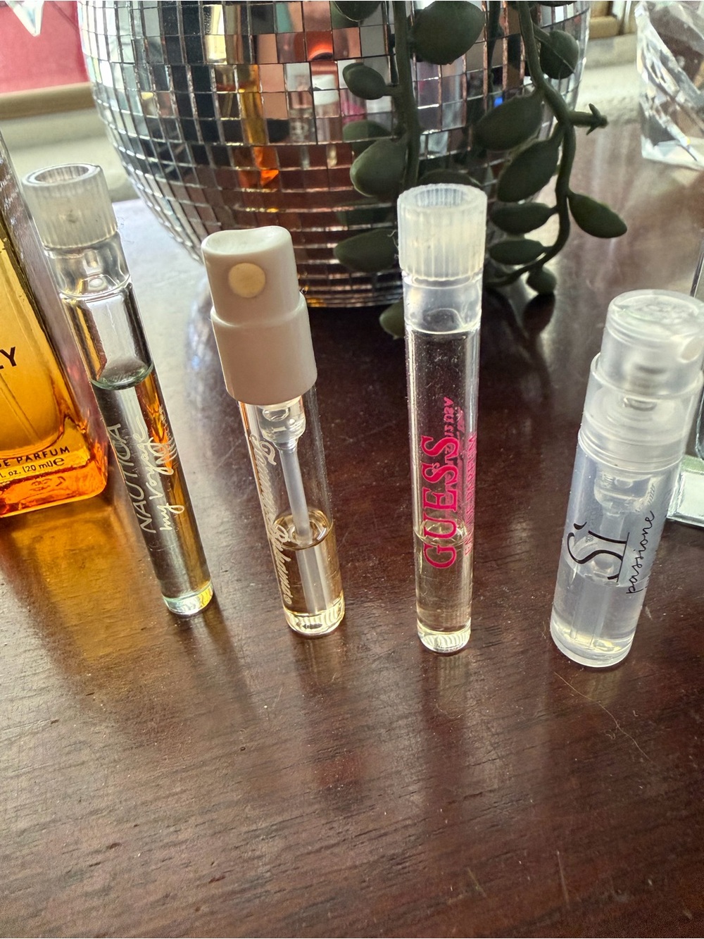 Bellavita Honey Oud + Assorted Perfume Vials - Picture 4 of 4